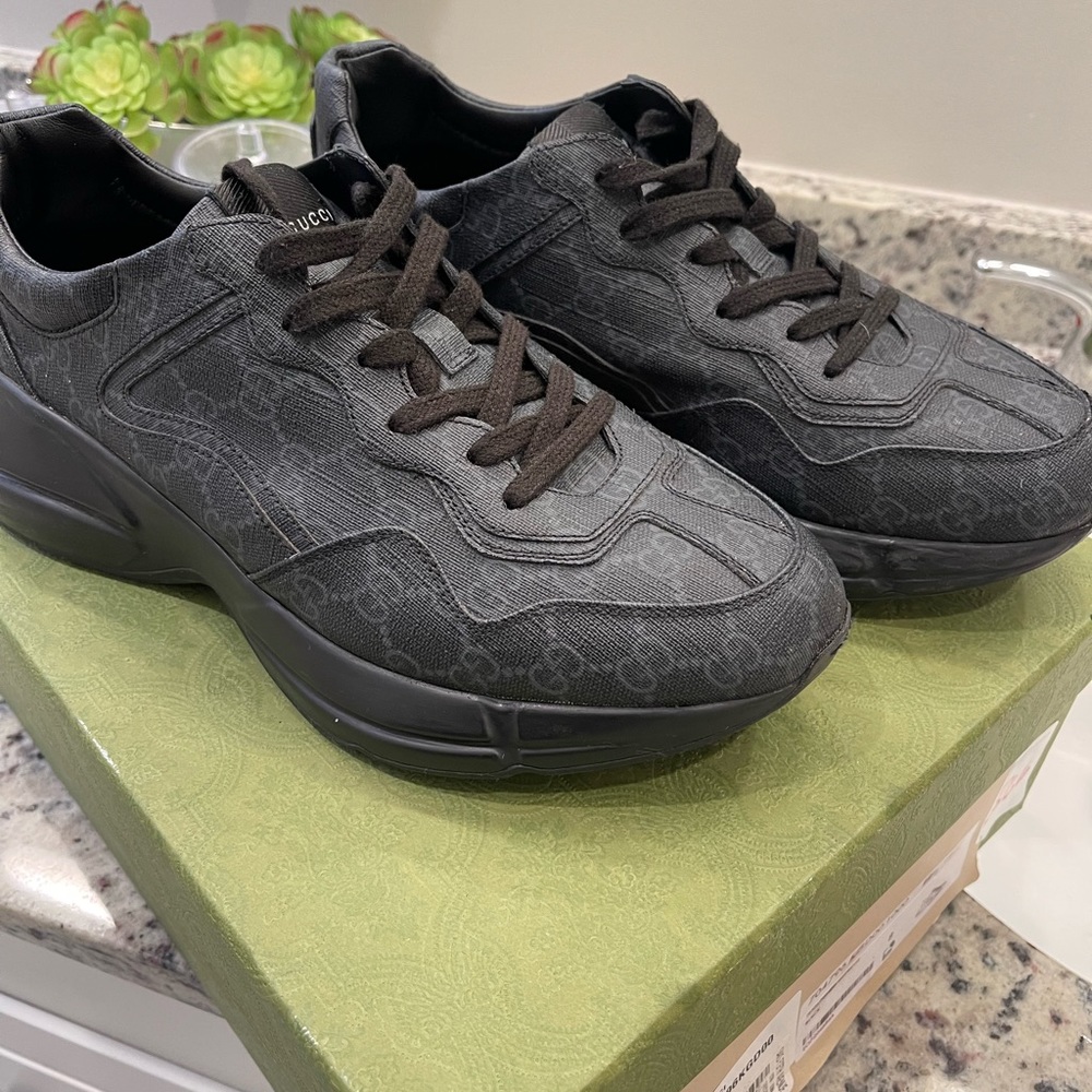 Gucci Men Logo sneaker size 42 (9) great condition.